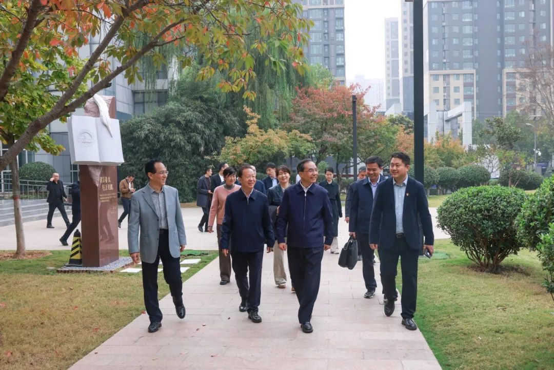 河南省委教育工委专职副书记尹洪斌一行到304永利集团调研指导