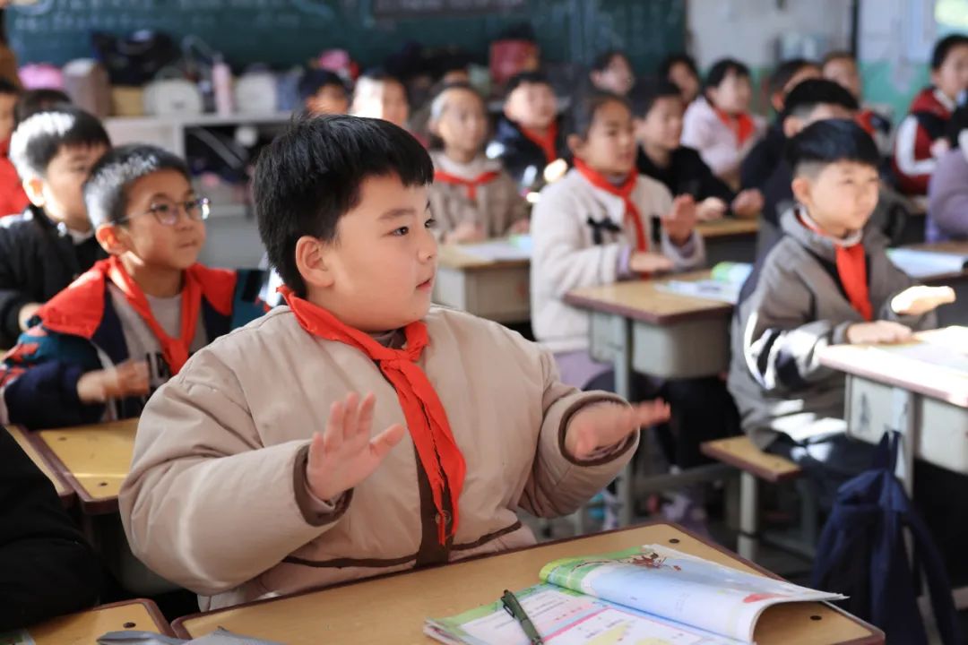 304永利集团师生走进良水寨小学支教