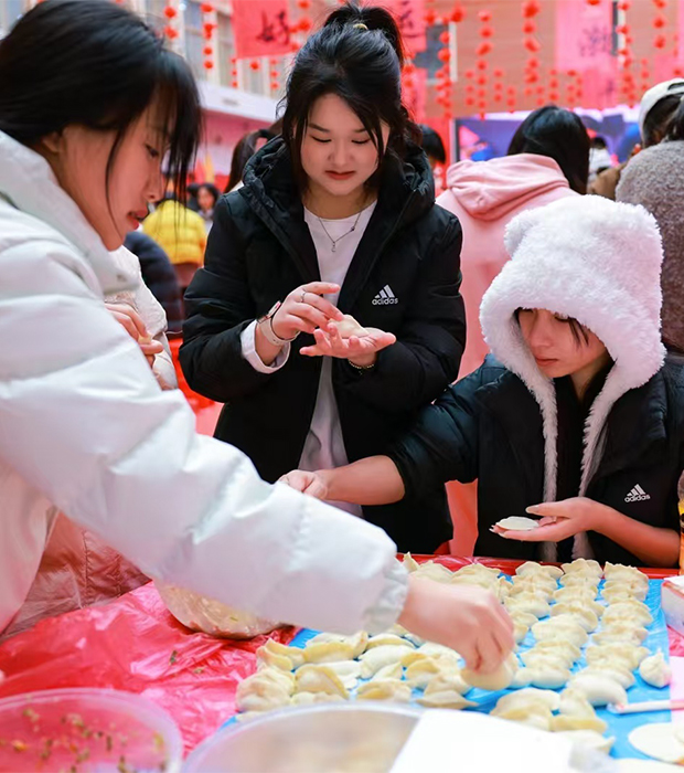 304永利集团全校师生上演万人包饺子大赛